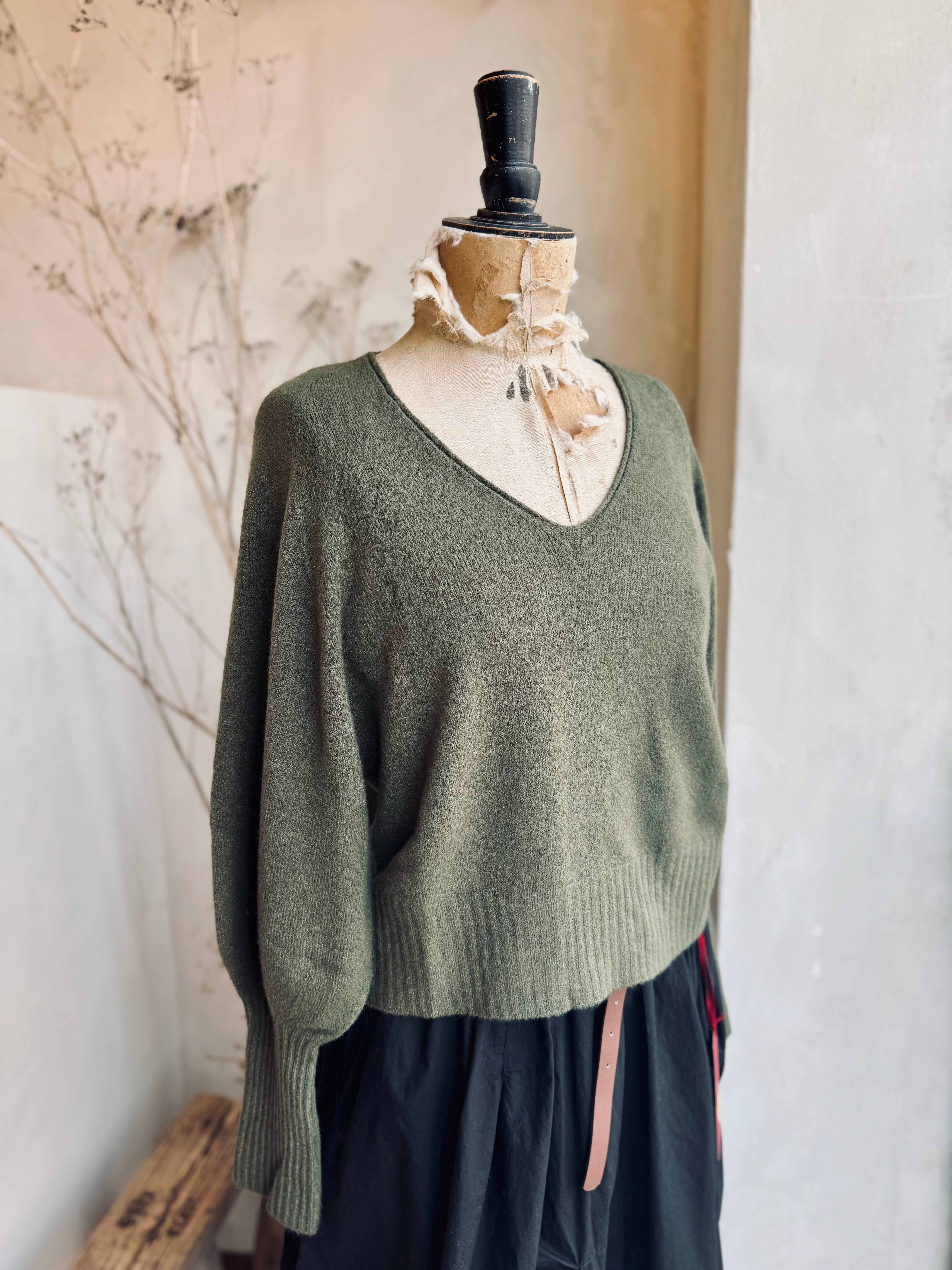 V-neck balloon sleeve knit