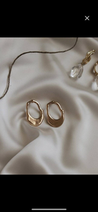 Gold irregular cut out hoop earrings